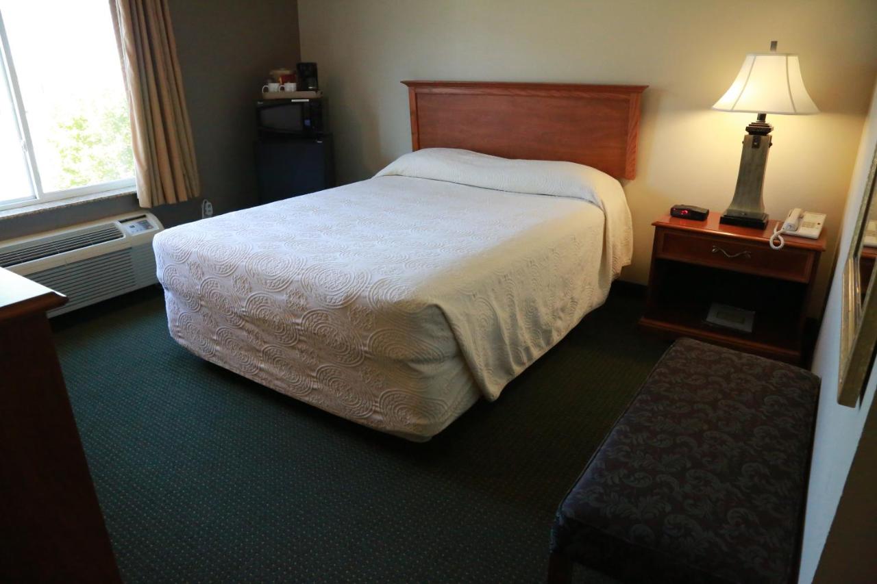 Standard Queen Room at Horizon Inn and Suites