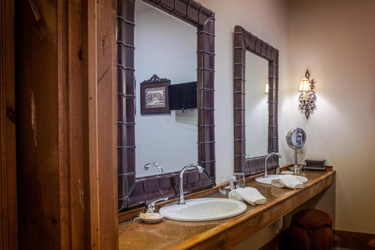 King Room with Spa Bath at The Inn At Leola Village, a Historic Hotel of America