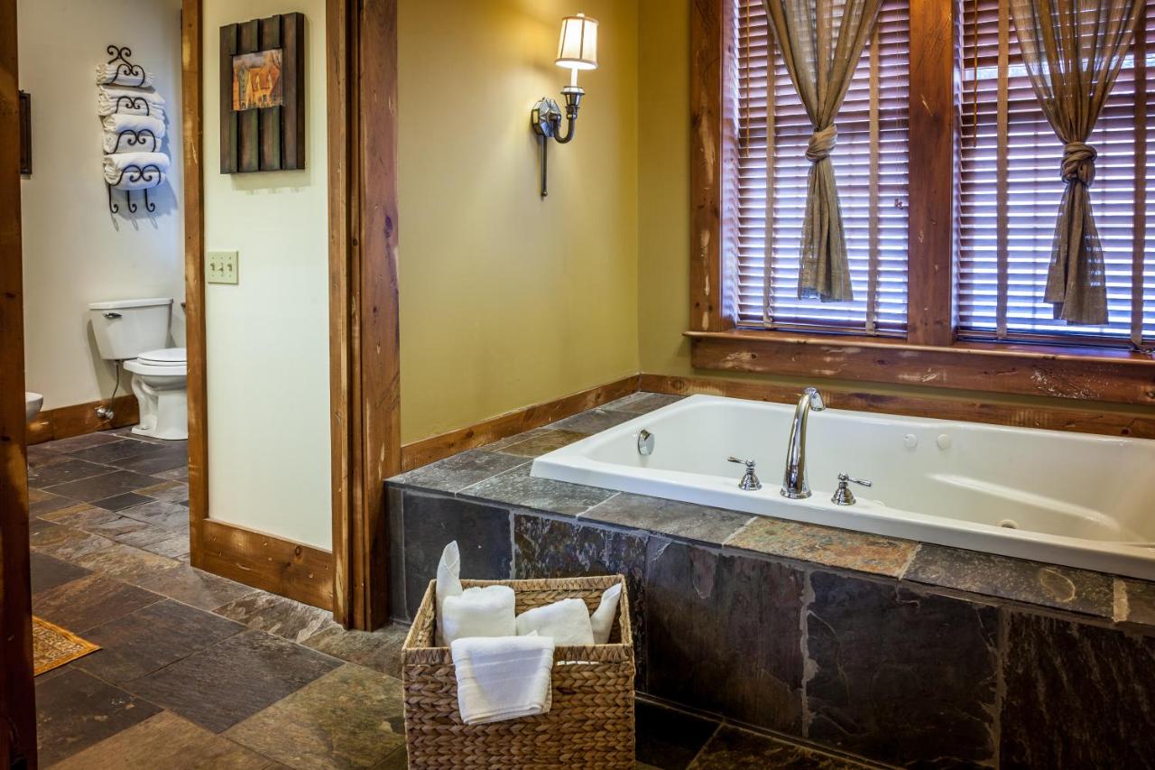 King Room with Spa Bath at The Inn At Leola Village, a Historic Hotel of America