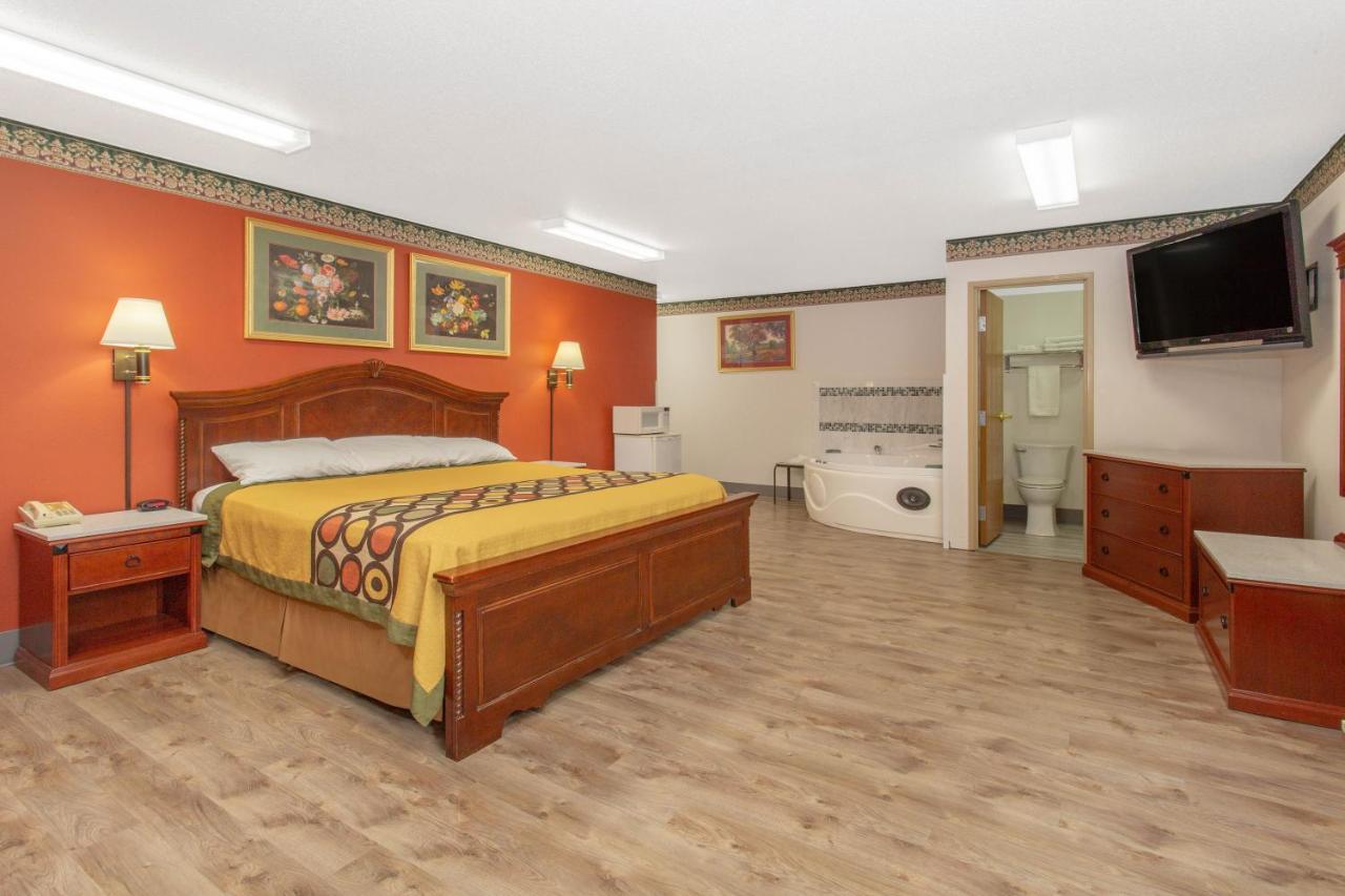 Supreme King Room - Non-Smoking at Super 8 by Wyndham Bedford