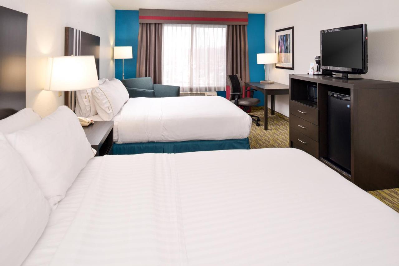 Queen Room with Two Queen Beds at Holiday Inn Express & Suites Omaha West by IHG