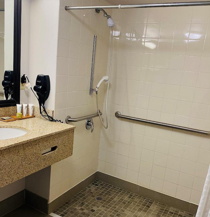 King Room with Roll-in Shower - Disability Access/Non-Smoking at Country Inn & Suites by Radisson, Clarksville, TN