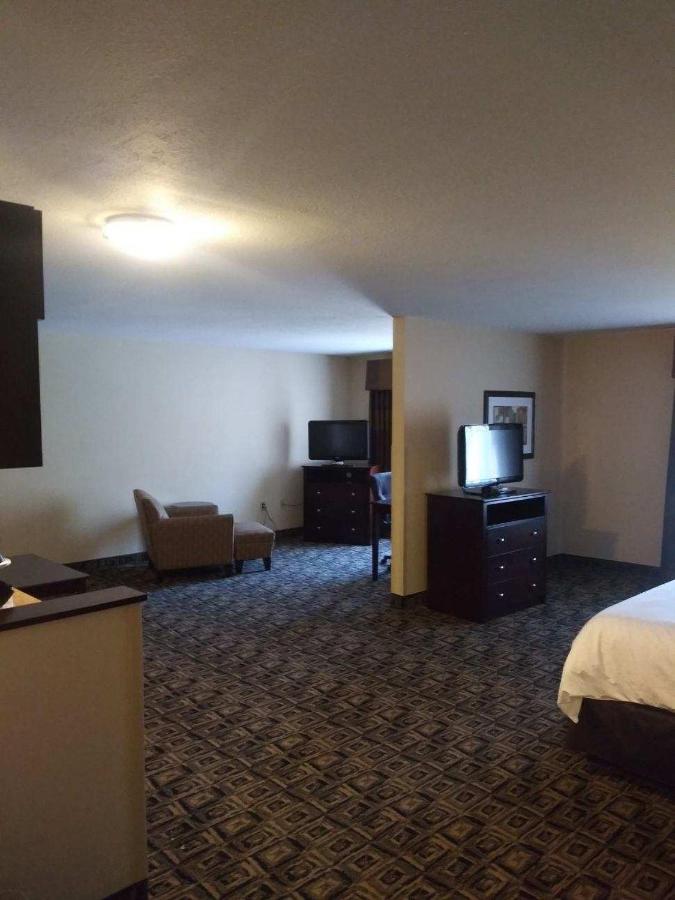 King Suite at Holiday Inn Express & Suites Zanesville North by IHG