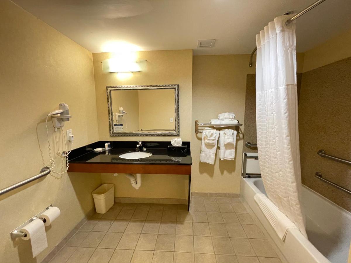 King Room - Accessible/Non-Smoking at Comfort Suites Fredericksburg North