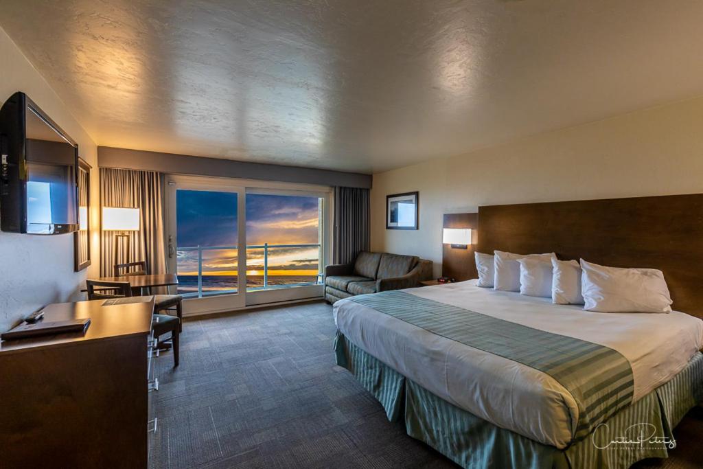 Deluxe King Room at Driftwood Shores Resort And Conference Center