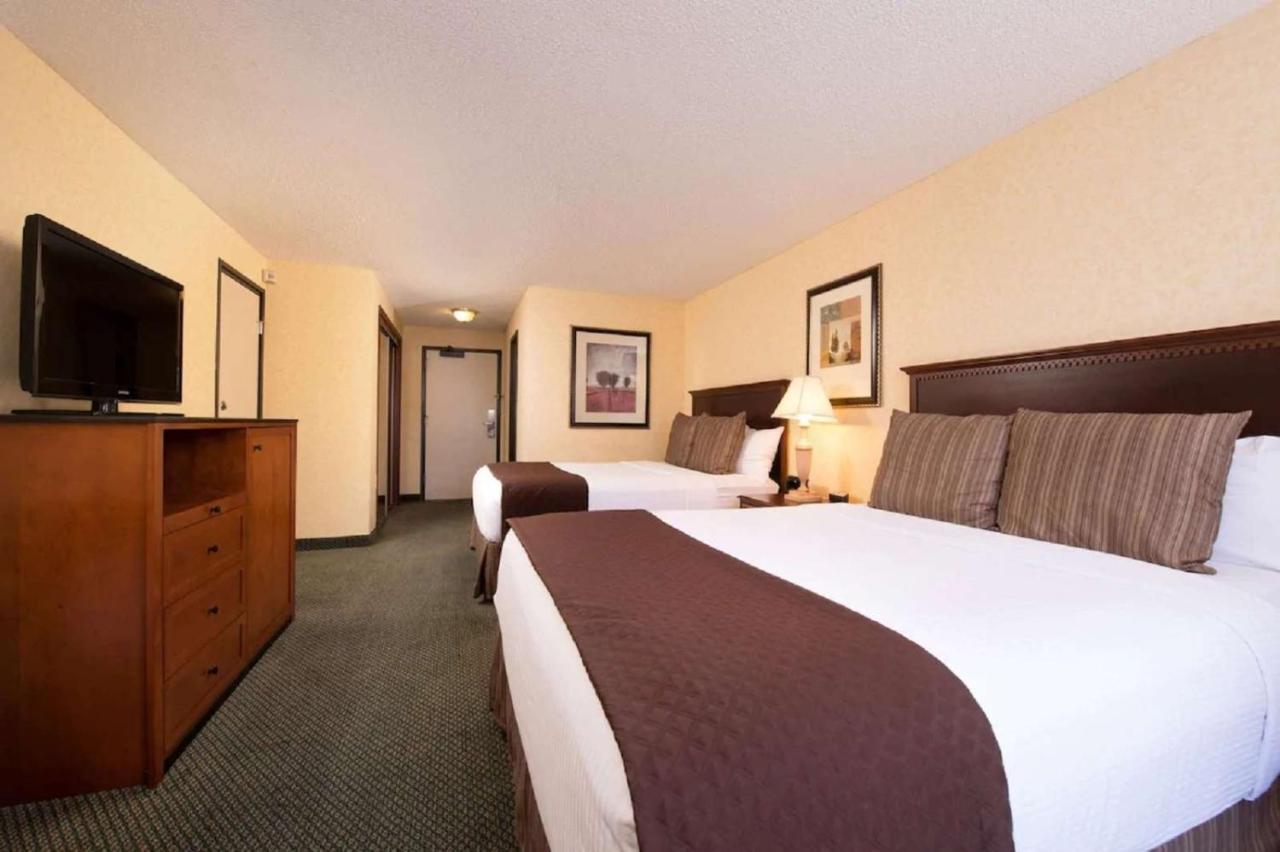 Queen Room with Two Queen Beds - Disability Access at Red Lion Hotel Pasco Airport & Conference Center