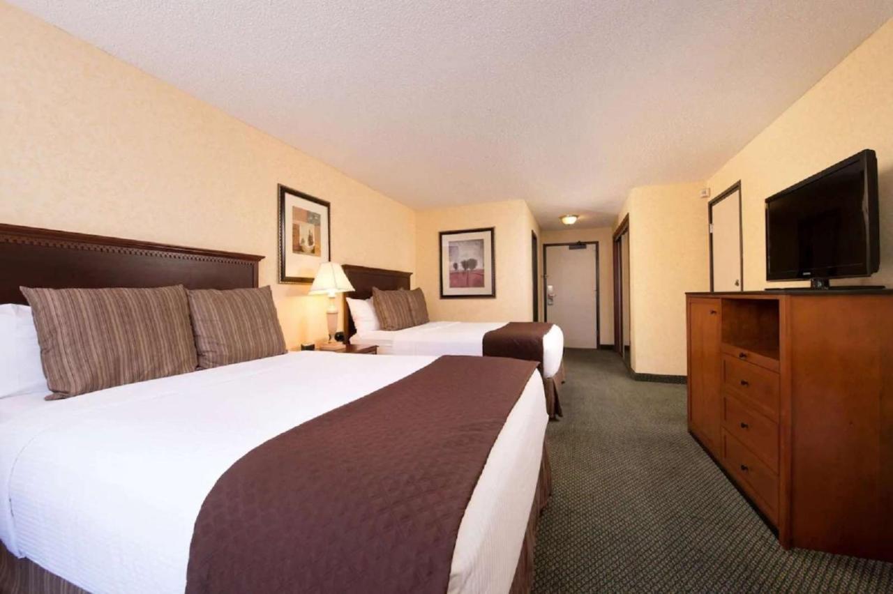 Queen Room with Two Queen Beds - Disability Access at Red Lion Hotel Pasco Airport & Conference Center