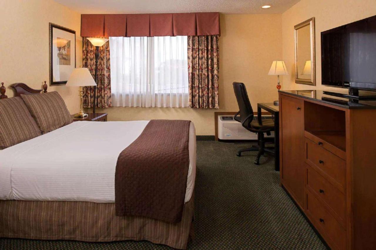 King Room - Disability Access at Red Lion Hotel Pasco Airport & Conference Center