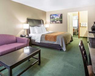 Room #30026511 at The Oakhurst Inn at Yosemite