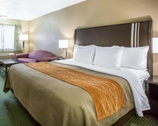 Room #30026511 at The Oakhurst Inn at Yosemite