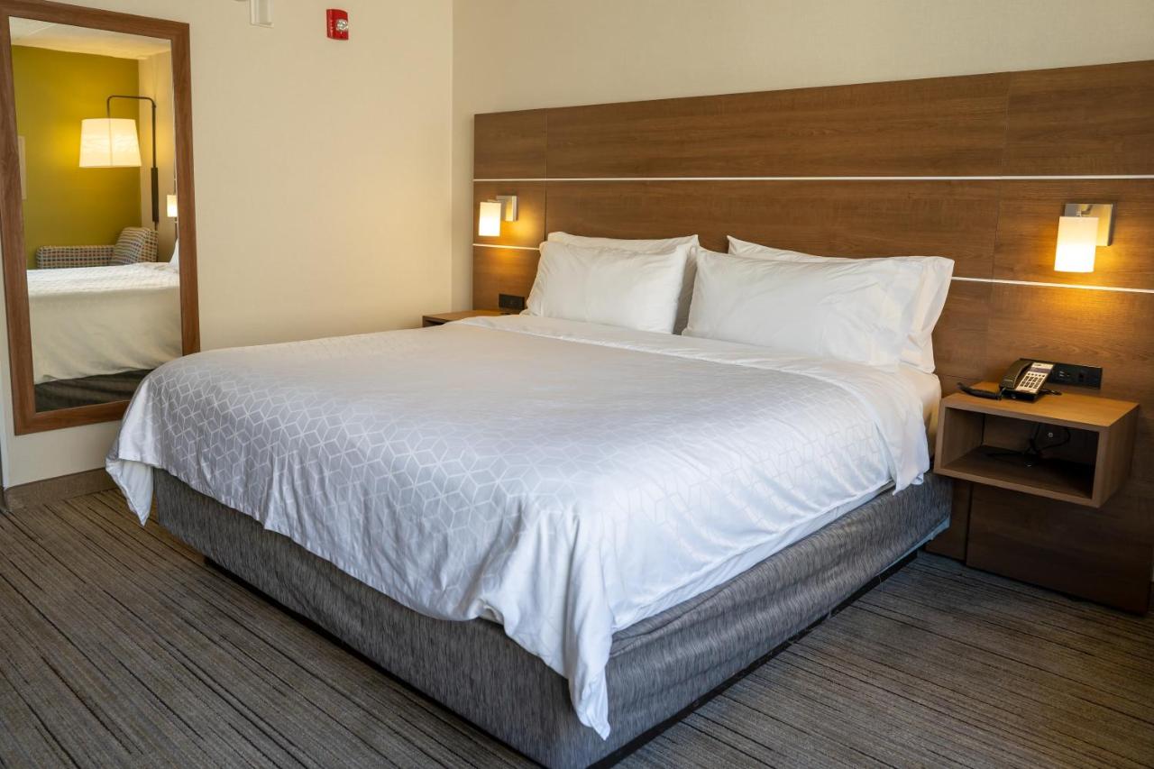 Queen Room at Holiday Inn Express Boston by IHG