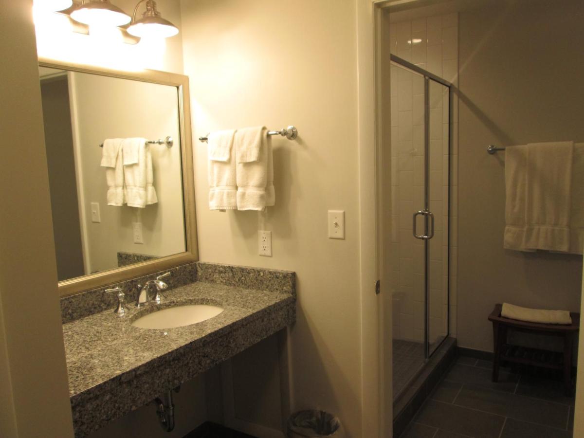 Double Annex Room - Disability Access at Middlebury Inn