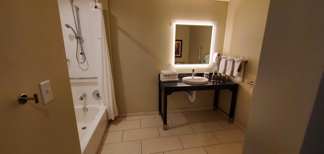Deluxe Queen Room - Mobility Access/Non-Smoking at Wingate by Wyndham Page Lake Powell