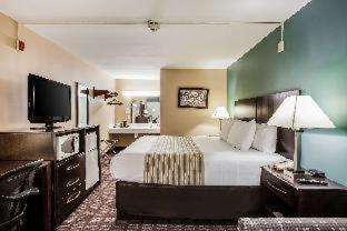 King Room - Non-Smoking at Super 8 by Wyndham Meadowlands