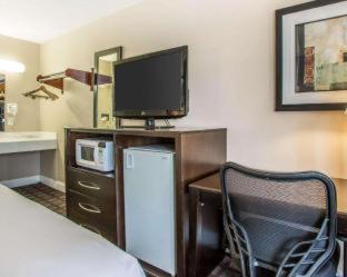 King Room - Non-Smoking at Super 8 by Wyndham Meadowlands