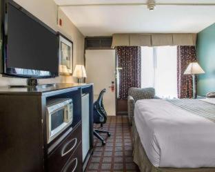 King Room - Non-Smoking at Super 8 by Wyndham Meadowlands