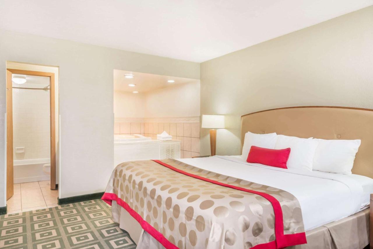 King Suite with Hot Tub - Smoking at Ramada by Wyndham Xenia