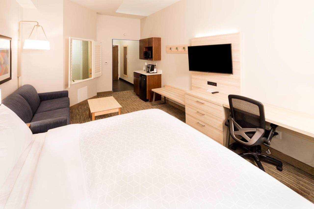 Deluxe One-Bedroom King Suite with Whirlpool at Holiday Inn Express Hotel & Suites Bay City by IHG