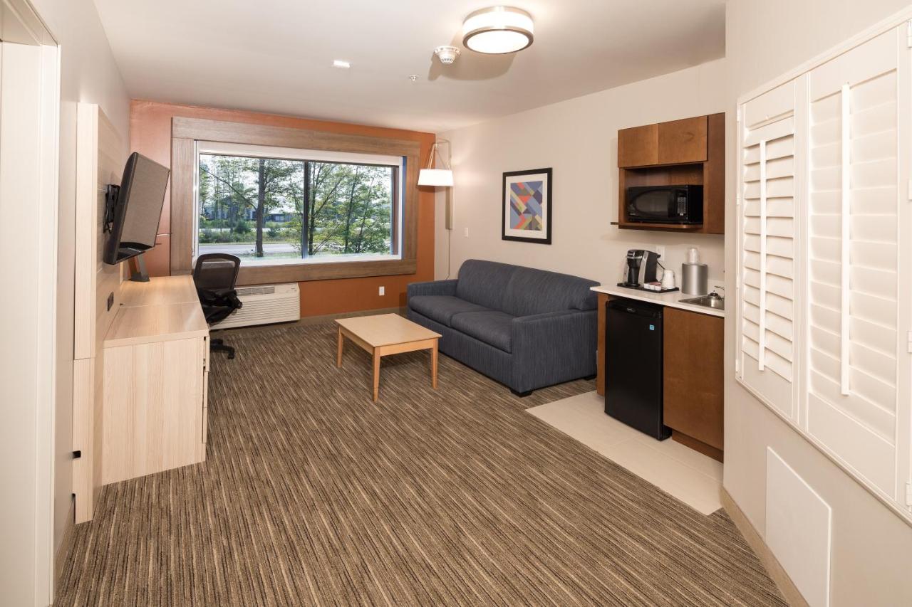 One-Bedroom King Suite with Sofa Bed at Holiday Inn Express Hotel & Suites Bay City by IHG