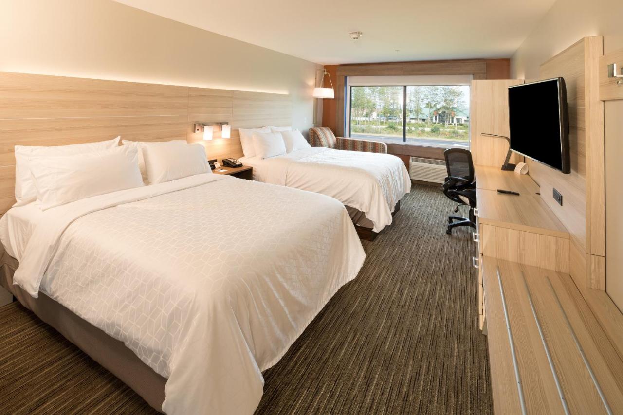 Two Queens Hear Access Roll In Shower - Non-Smoking at Holiday Inn Express Hotel & Suites Bay City by IHG