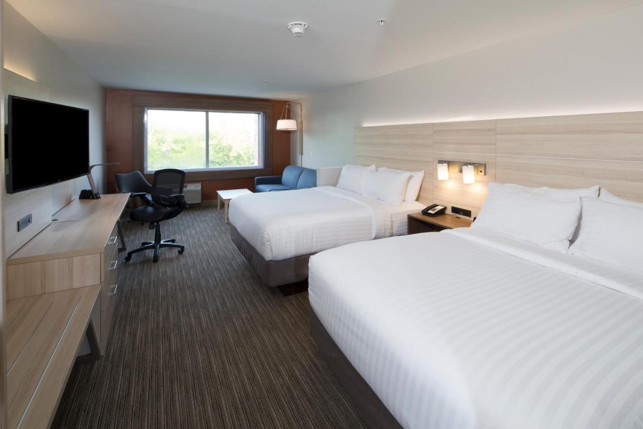 Queen Suite with Two Queen Beds at Holiday Inn Express Hotel & Suites Bay City by IHG
