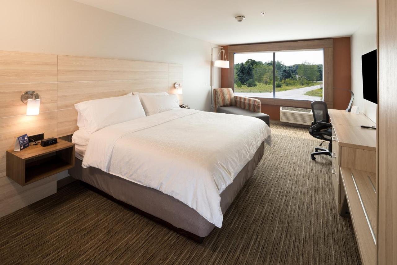 Two Queens Hear Access Roll In Shower - Non-Smoking at Holiday Inn Express Hotel & Suites Bay City by IHG