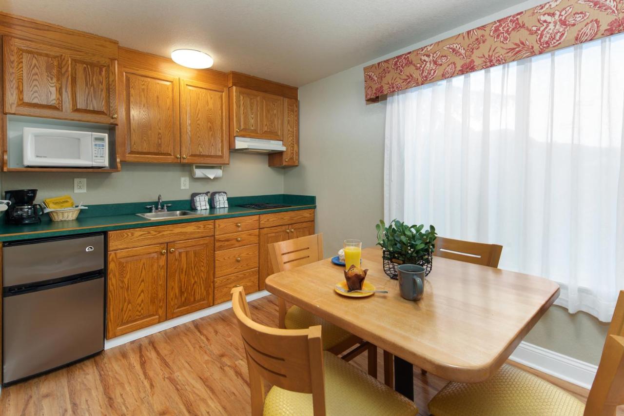 Queen Room with Two Queen Beds with Kitchenette at Stratford Inn