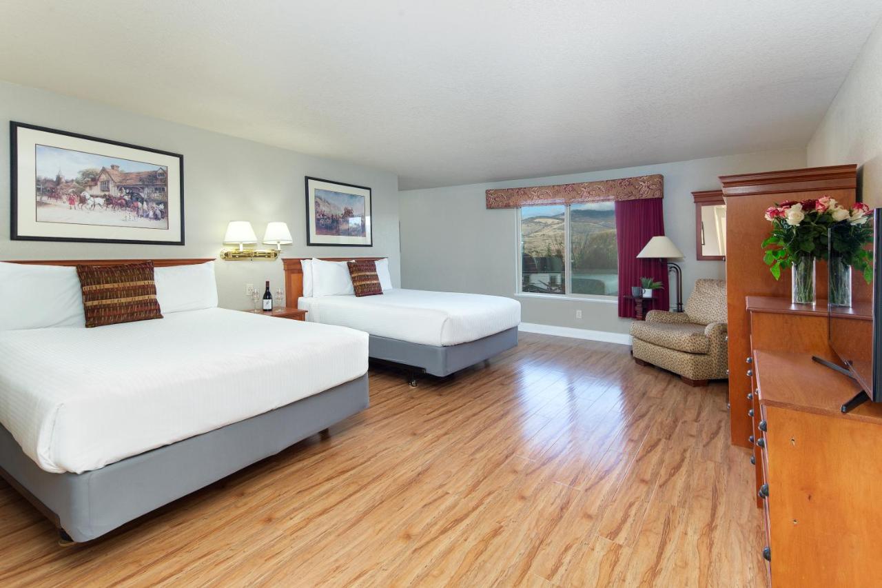Queen Room with Two Queen Beds with Kitchenette at Stratford Inn