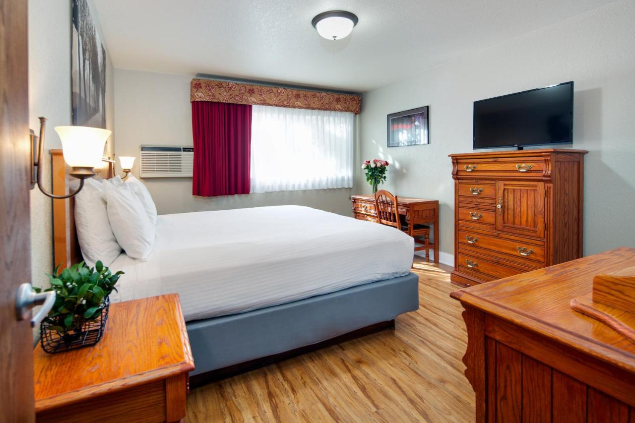 King Suite with Spa Bath at Stratford Inn