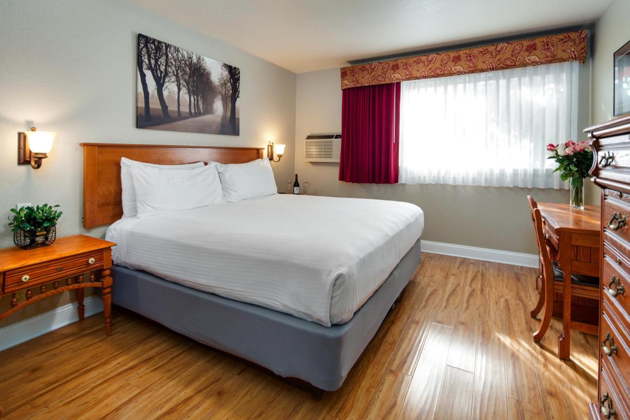 King Suite with Spa Bath at Stratford Inn