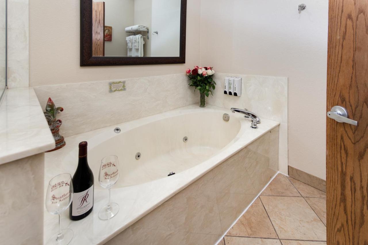 King Suite with Spa Bath at Stratford Inn