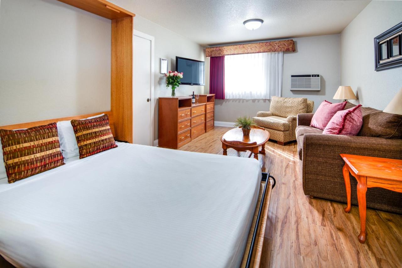 King Suite with Spa Bath at Stratford Inn