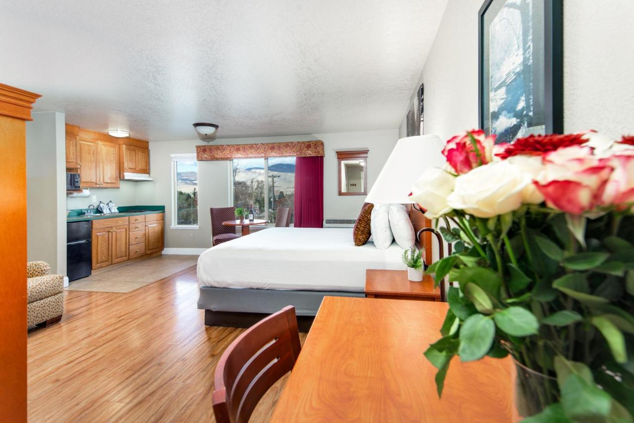 King Room with Kitchenette at Stratford Inn