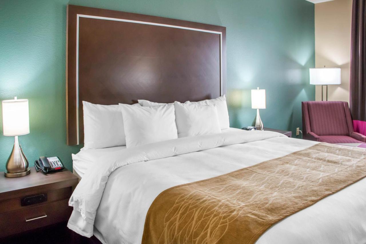 King Room - Accessible/Non-Smoking at Comfort Inn & Suites San Marcos near Outlet Mall