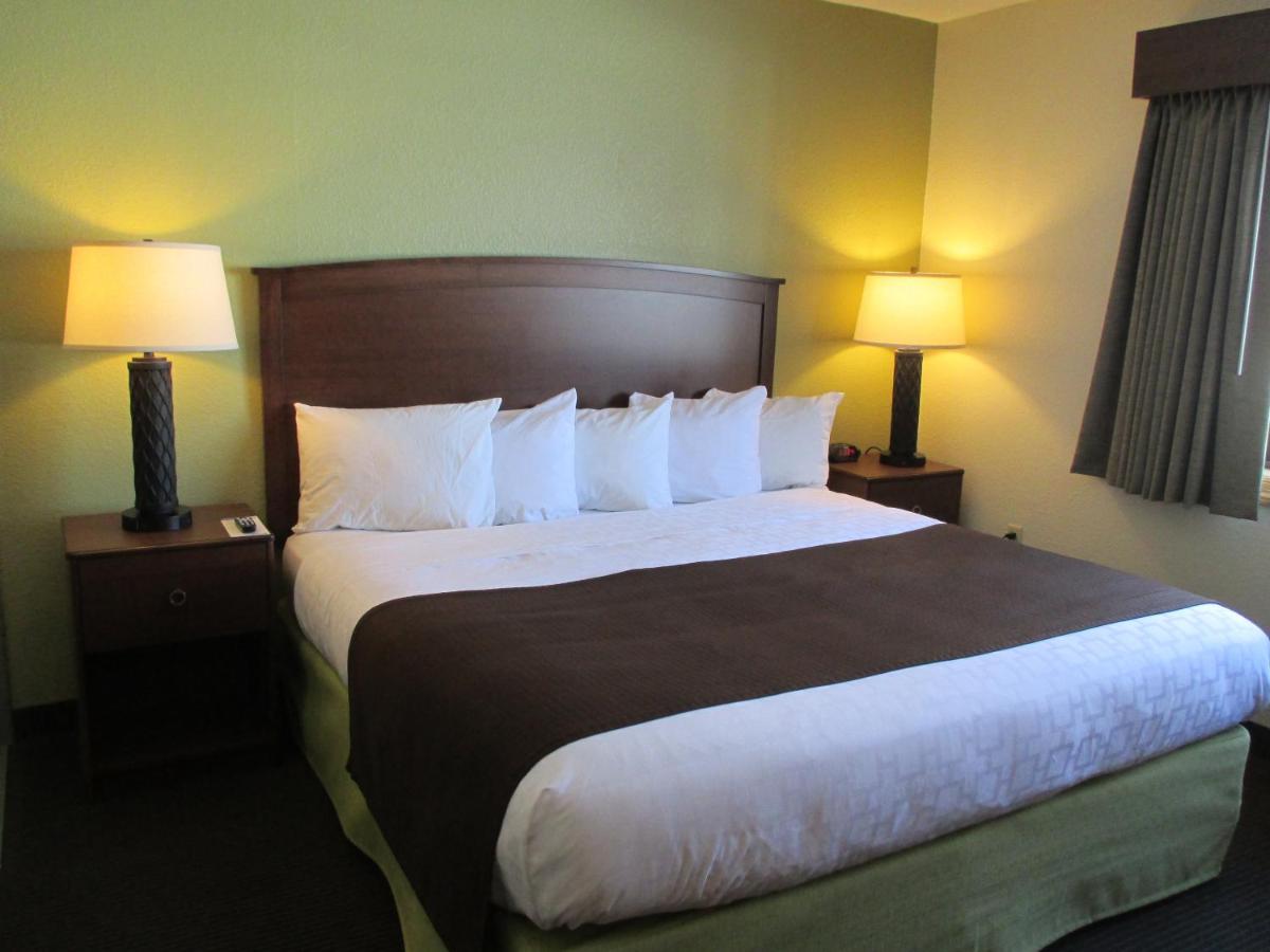 King Room at Cobblestone Hotel & Suites – Wisconsin Rapids