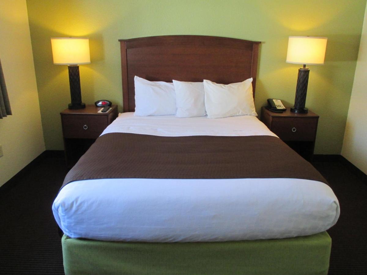 King Room at Cobblestone Hotel & Suites – Wisconsin Rapids