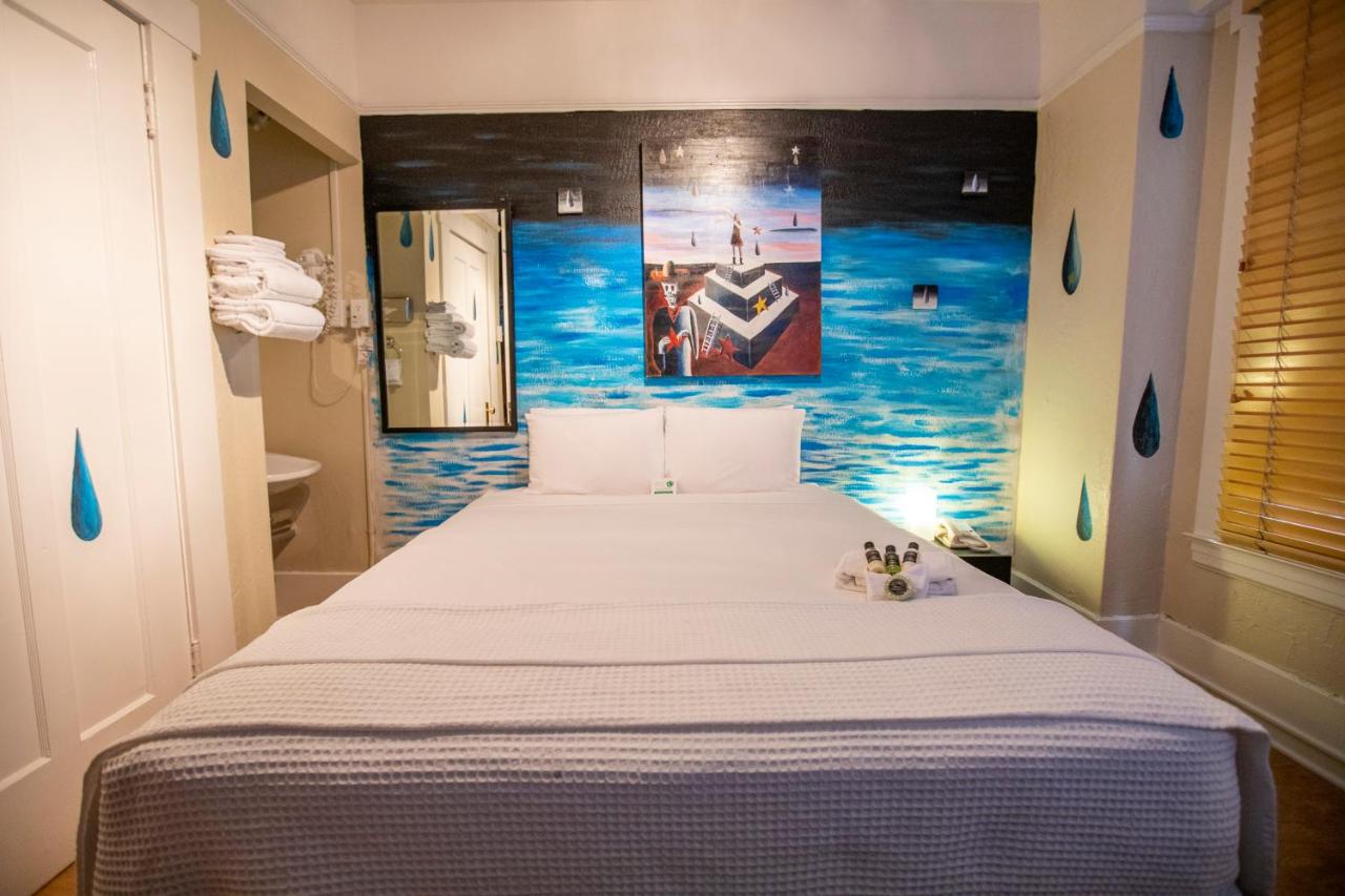 Standard Queen Room at Hotel des Arts