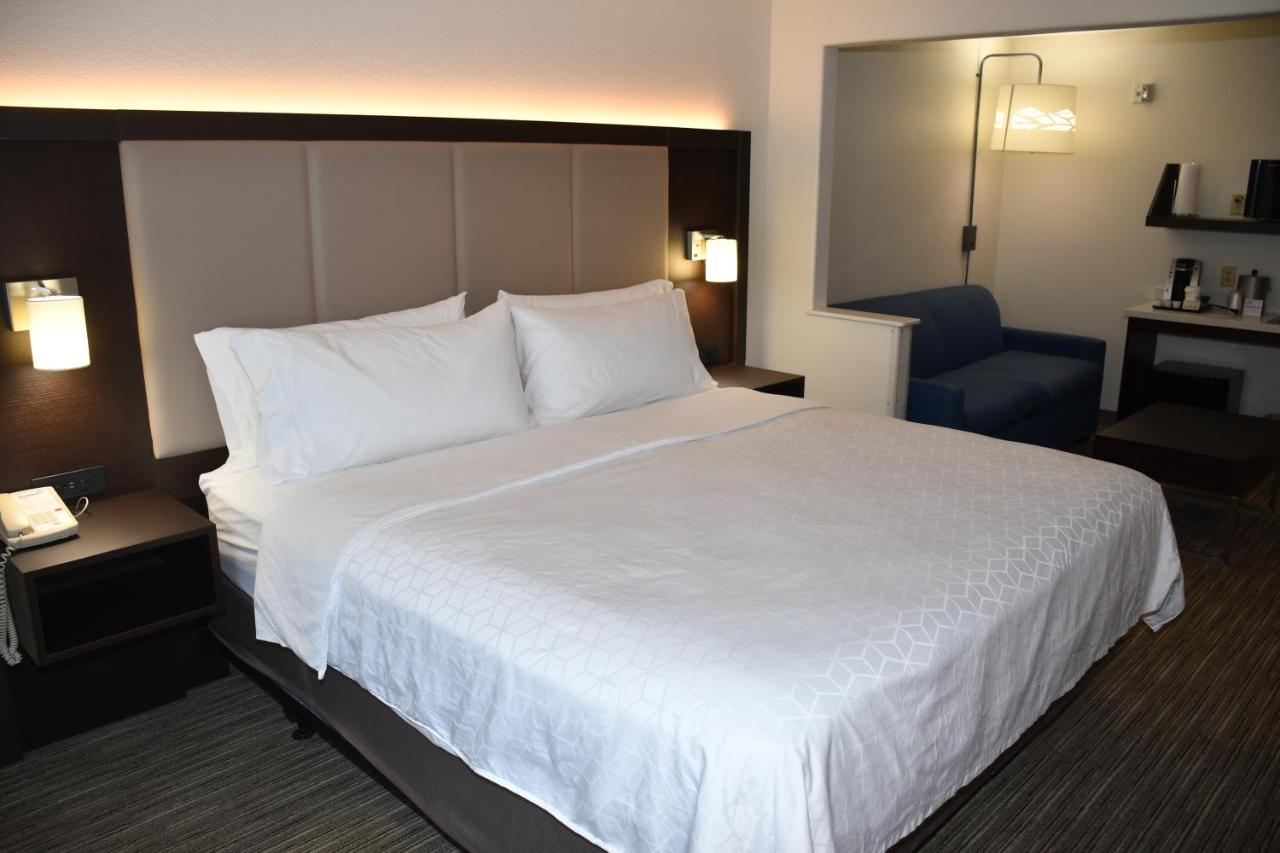 Suite with One King Bed and Hearing Accessible Tub - Non-Smoking at Holiday Inn Express & Suites Evanston by IHG