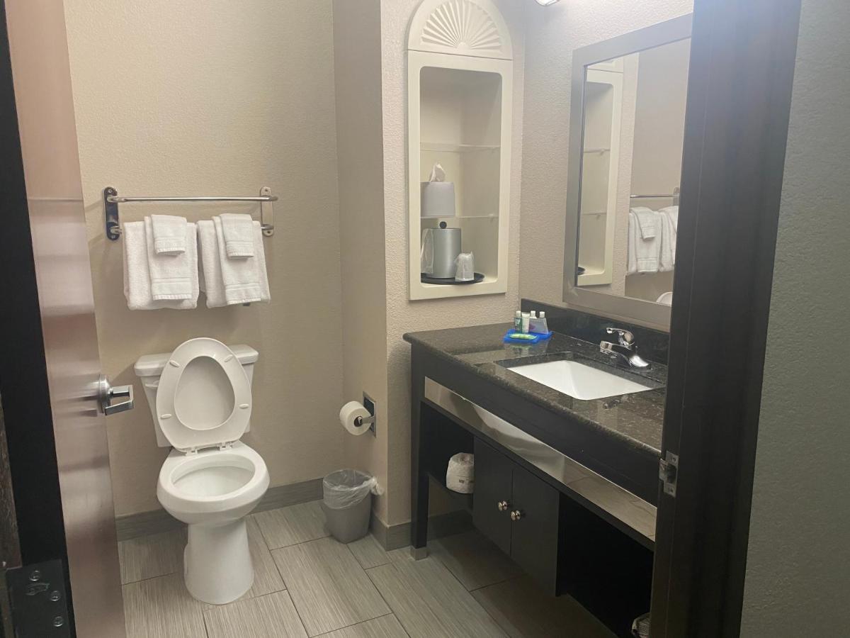 Queen Room with Two Queen Beds at Holiday Inn Express Hotel and Suites Fort Stockton by IHG