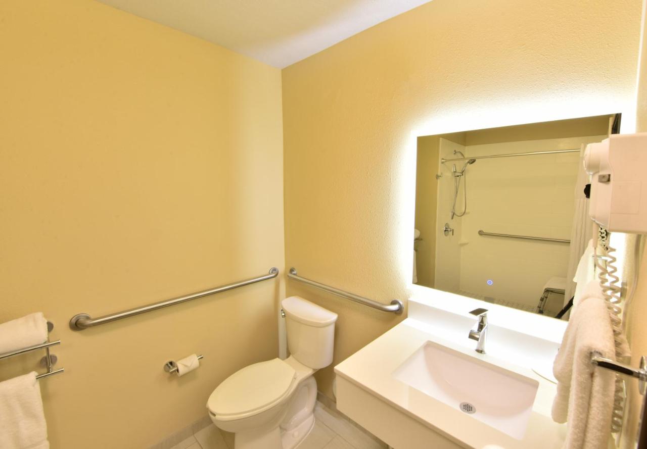 King Room - Mobility Access/Non-Smoking at Days Inn by Wyndham Springville