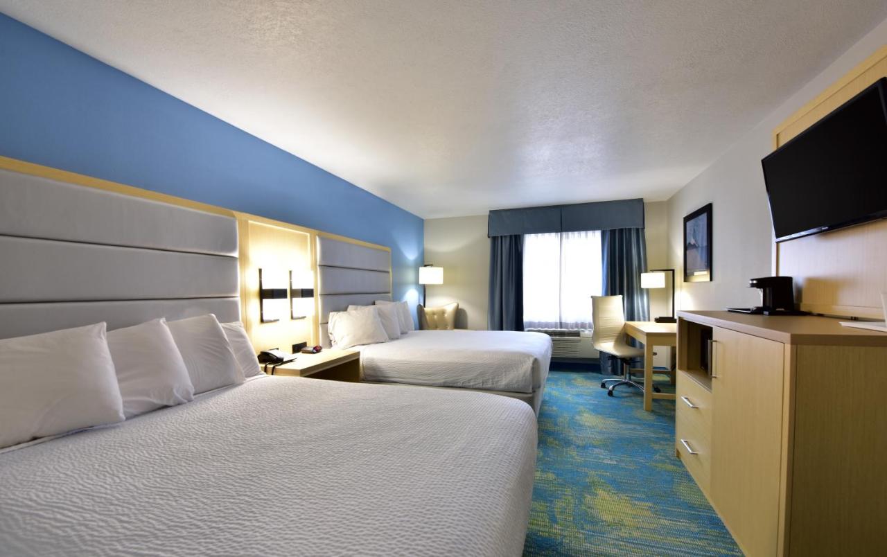 Queen Room with Two Queen Beds - Non-Smoking at Days Inn by Wyndham Springville