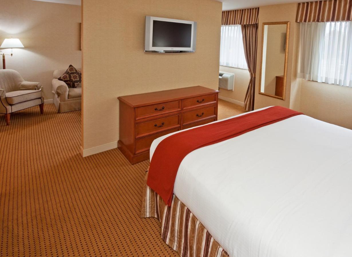 King Suite at Rockville Centre Hotel