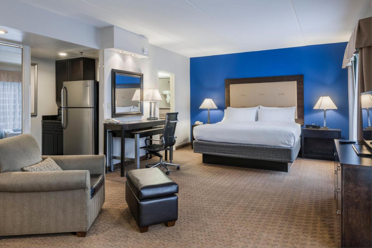 Executive Suite at Holiday Inn Express Hotel and Suites Laurel, an IHG Hotel