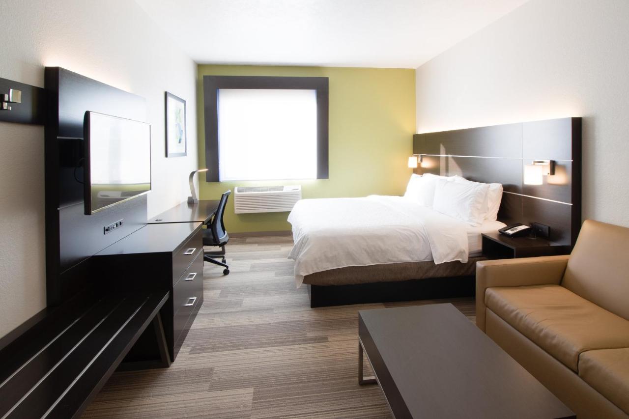 King Suite Studio - Non-Smoking at Holiday Inn Express & Suites Worthington by IHG