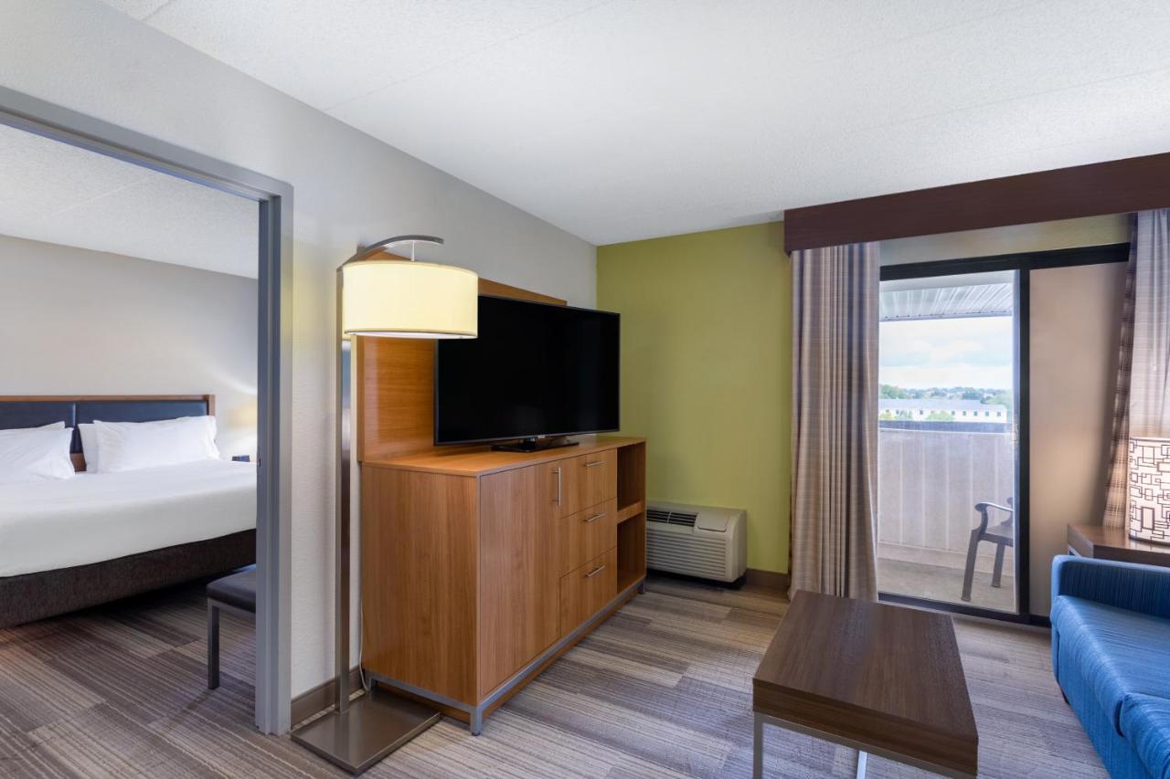 King Suite - Non-Smoking at Holiday Inn Express Hotel & Suites Philadelphia – King of Prussia by IHG