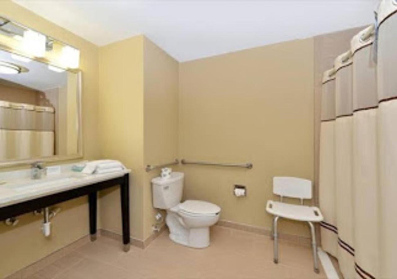 King Suite First Floor - Accessible/Non-Smoking at Quality Suites Nashville Airport