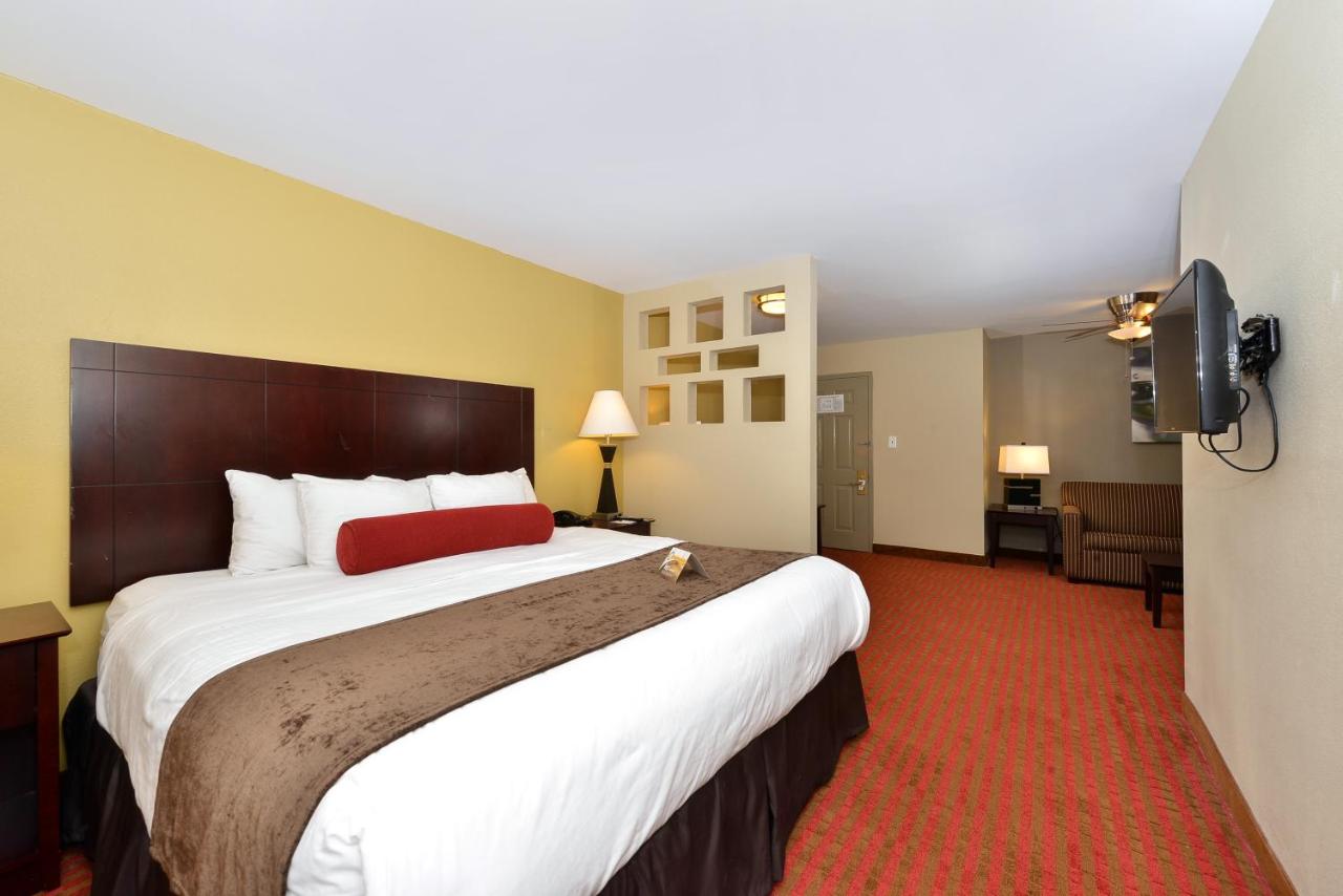 King Suite First Floor - Accessible/Non-Smoking at Quality Suites Nashville Airport