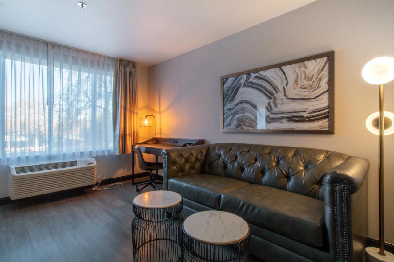 Family Double King Suite at Oxford Suites Chico