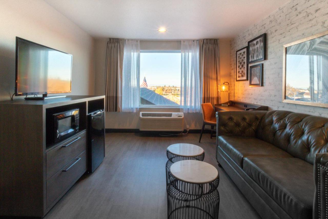 Executive King Suite at Oxford Suites Chico
