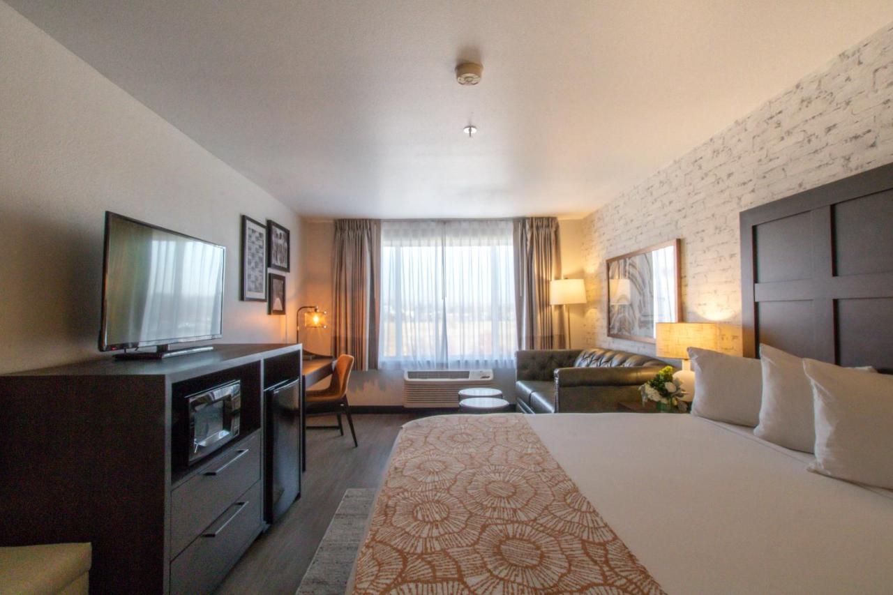 King Suite at Oxford Suites Chico
